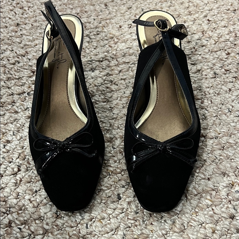 Soft Style Hush Puppies Corina black  3 inch heels size 9EW